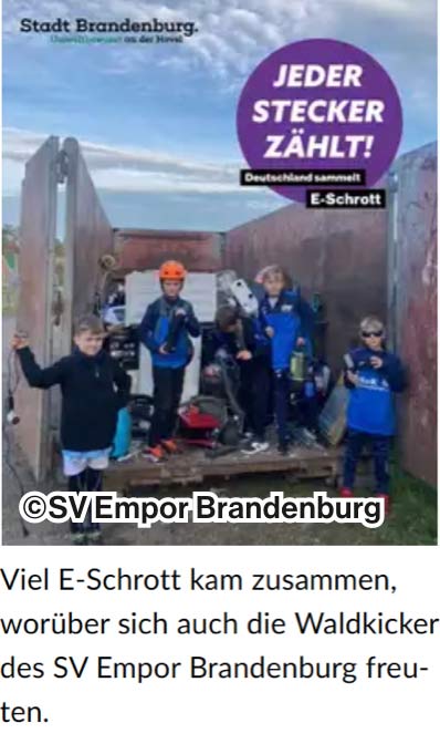 Ein Wertstoff-Container, mit abgegebenen E-Schrott, vor dem eine Gruppe von Kindern des SV Empor Brandenburg stehen.